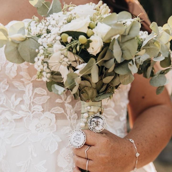 Bouquet de mariée roses blanches et eucalyptus