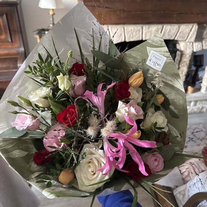 Bouquet de nérines, roses et tulipes