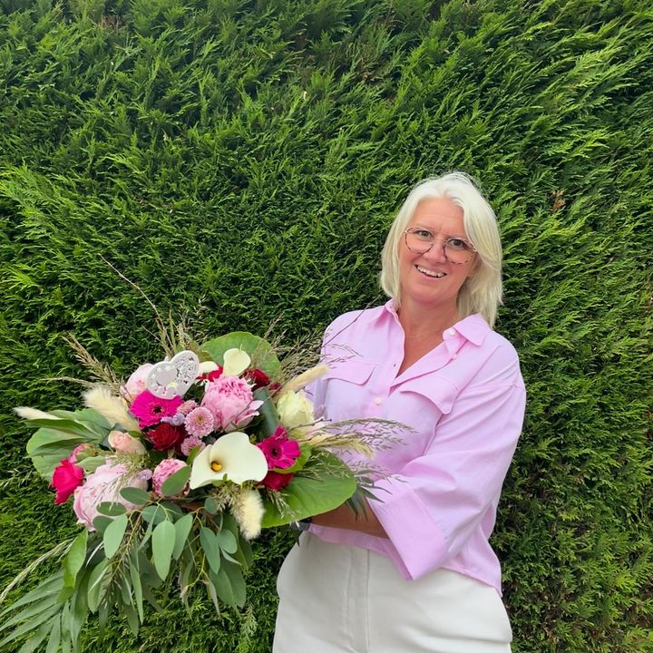 Peggy tenant un bouquet de pivoines et d'arums