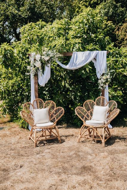 Arche de cérémonie et fauteuils en rotin