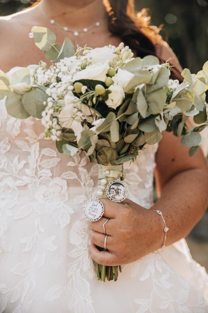 Bouquet de mariée, roses blanches et eucalyptus, médaillons souvenirs