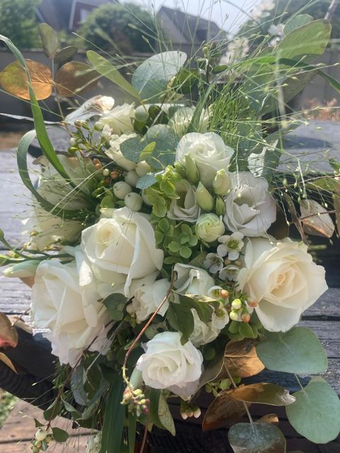 Bouquet de mariée blanc et or : roses, lisianthus, eucalyptus doré et graminées